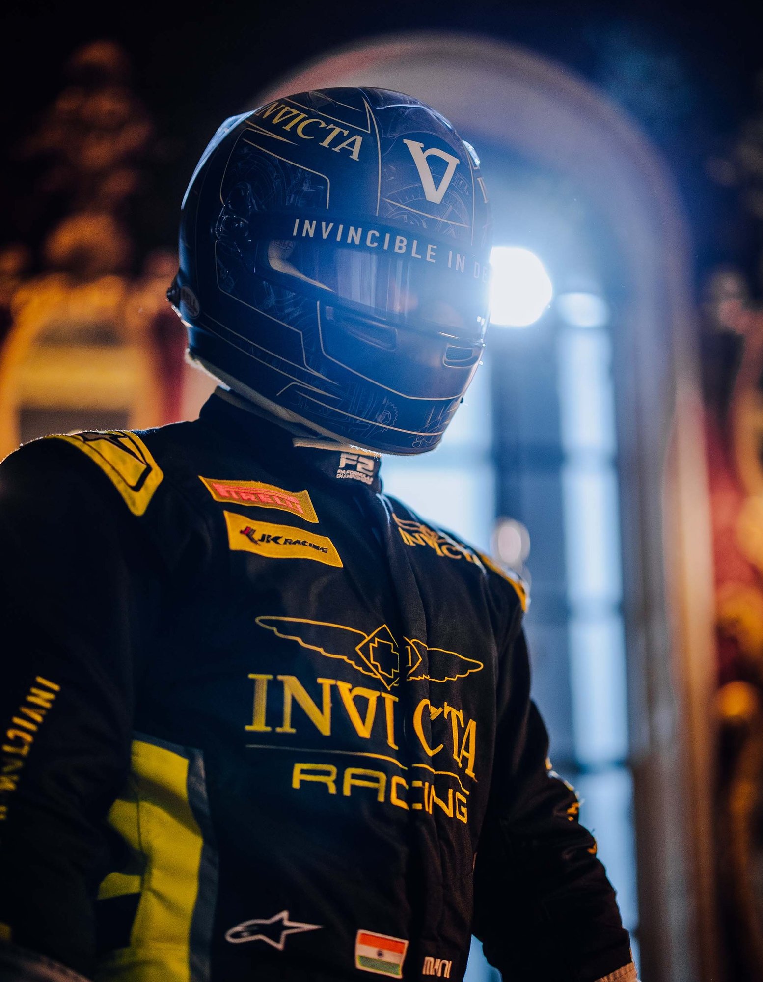 Invicta Racing coureur poseert met helm tijdens campagneshoot