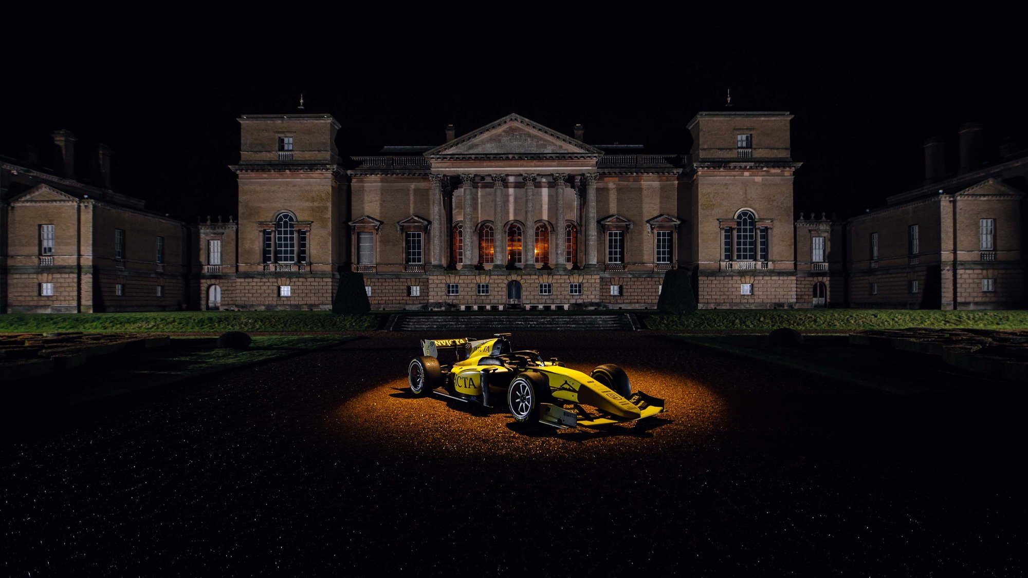 Invicta Racing auto staat buiten in de spotlight voor Holkham Hall