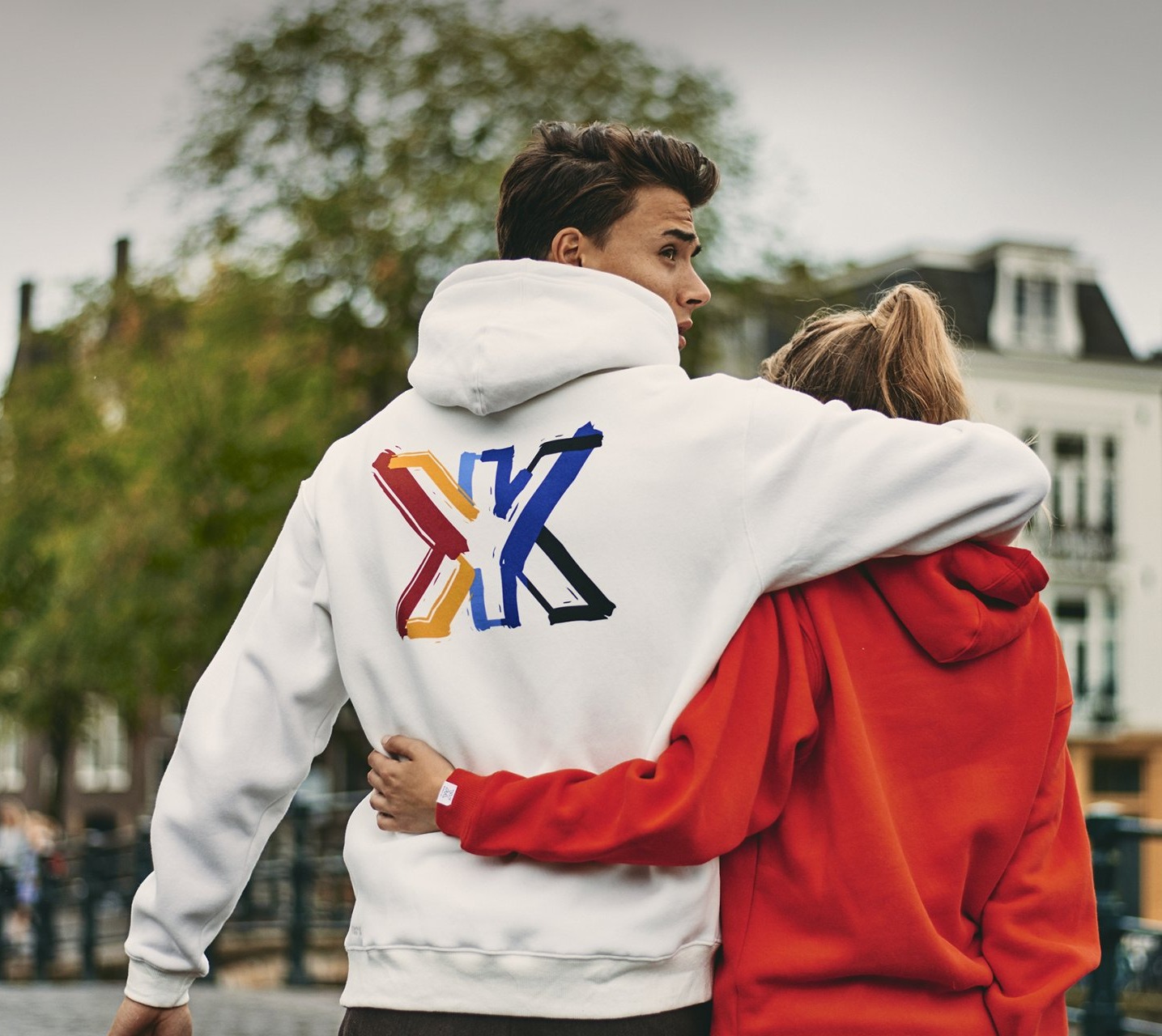 Modellen in Mikky Ki hoodies in Amsterdam