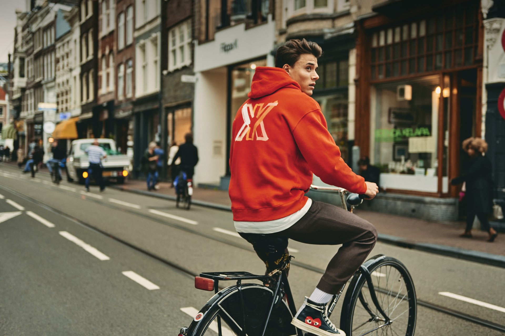 Jongen op fiets met hoodie MIKKY KI.