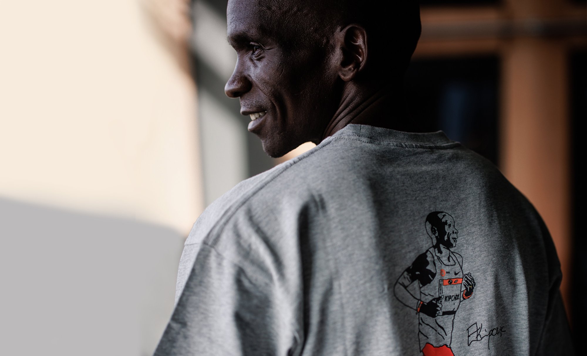 Eliud Kipchoge voor Back2TheStreets campagne van NN Running Team