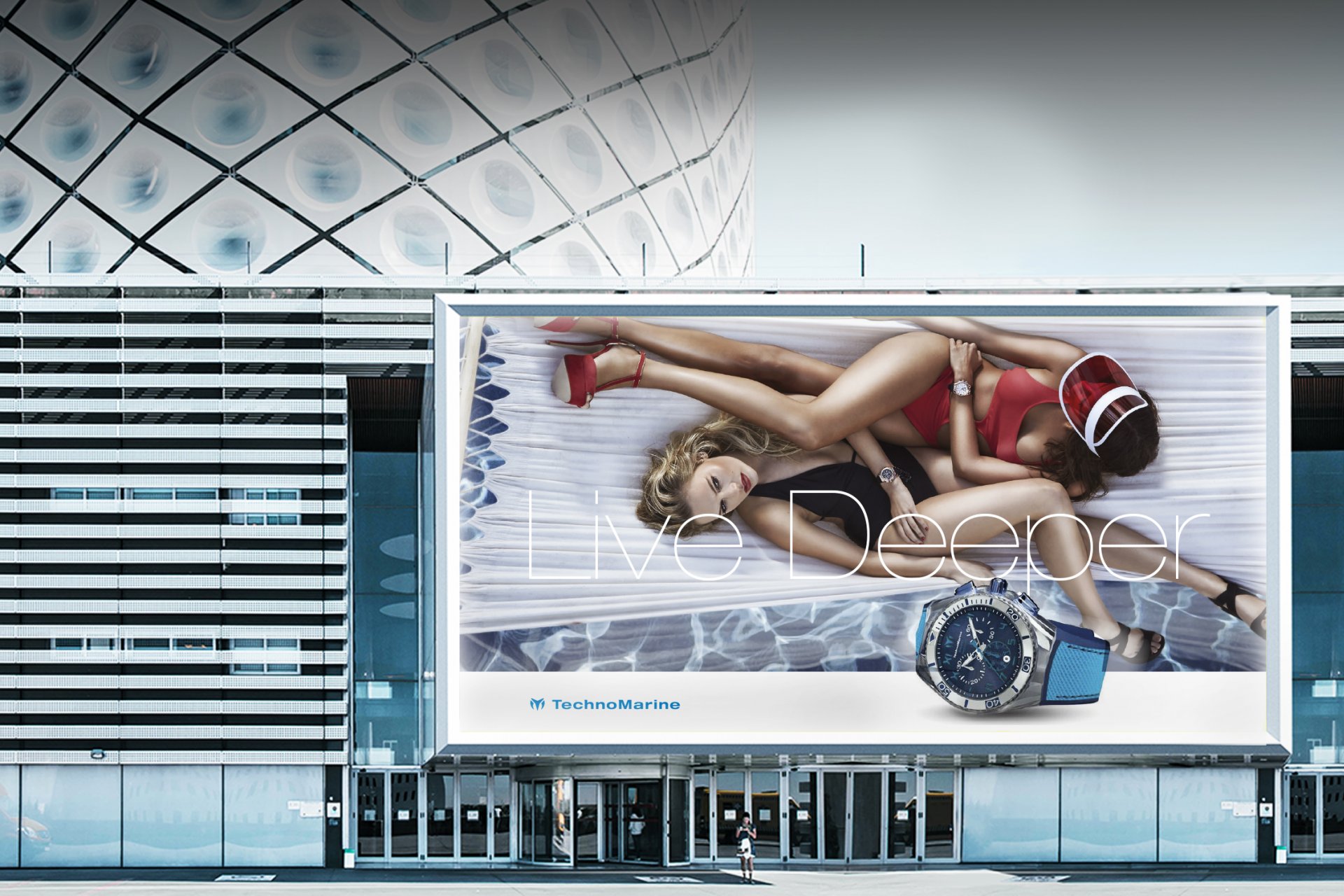 Grote TechnoMarine advertentie op gebouw