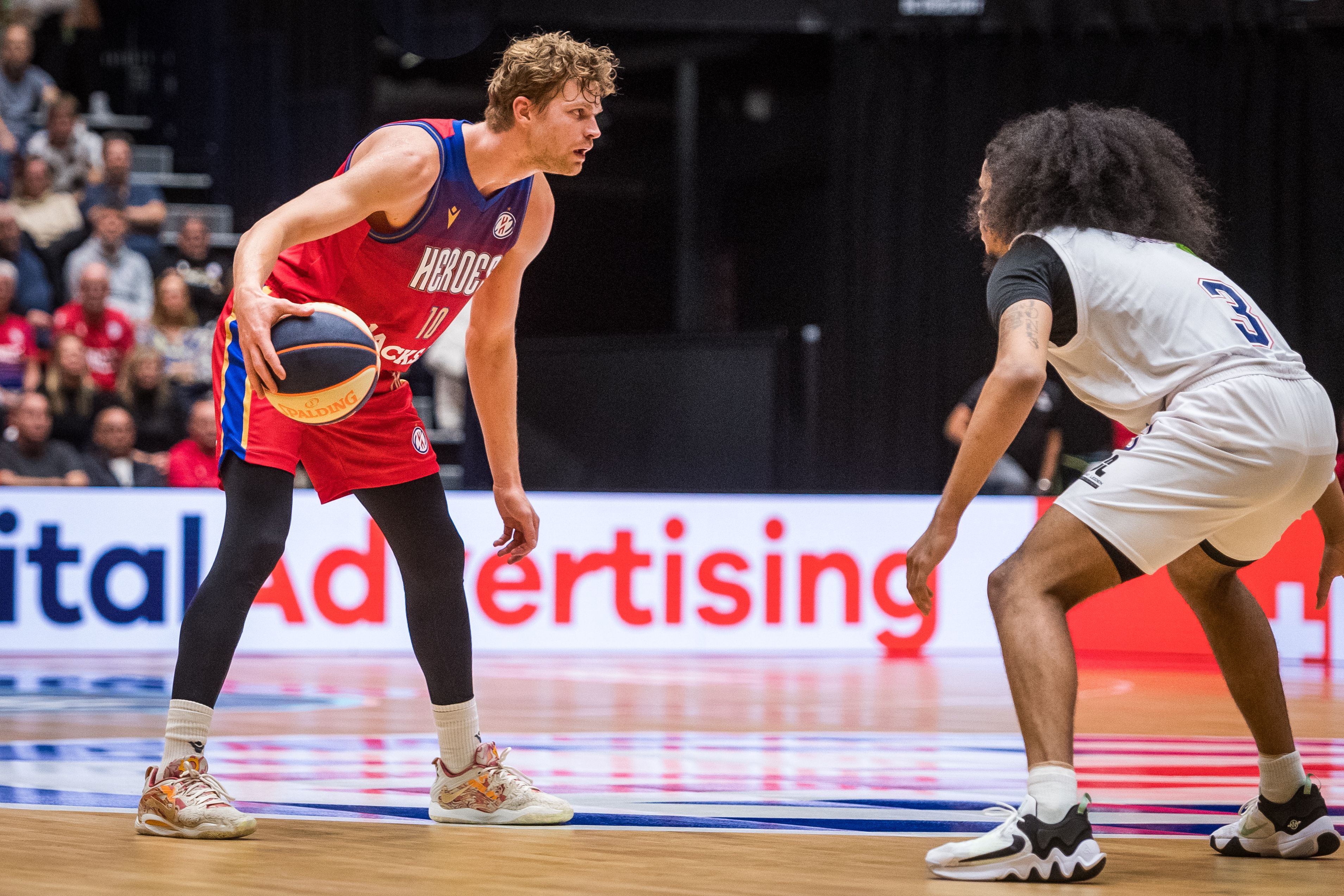Basketballer van Heroes Den Bosch in actie