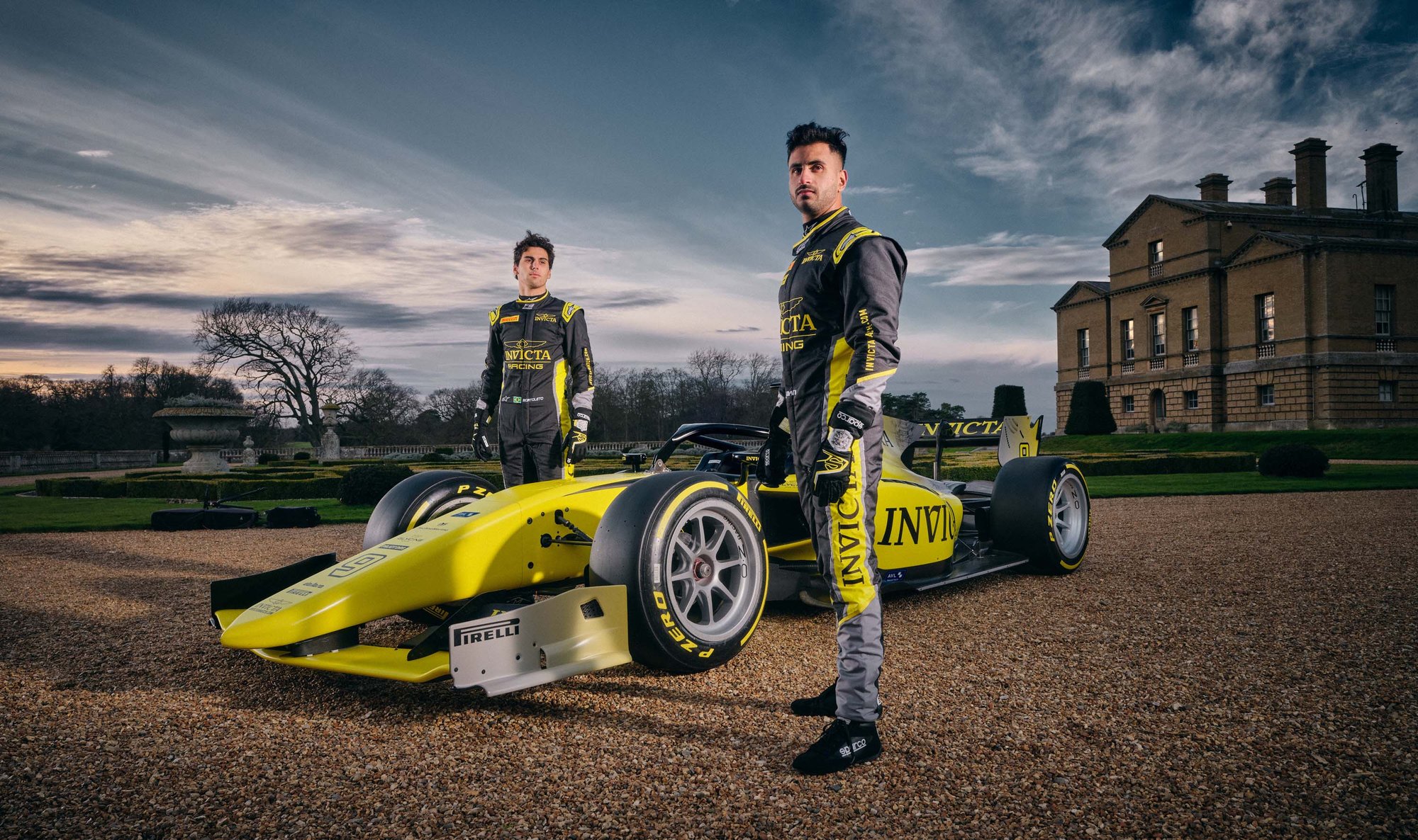 Invicta Racing Coureurs poseren bij formule 2 auto voor Holkham Hall