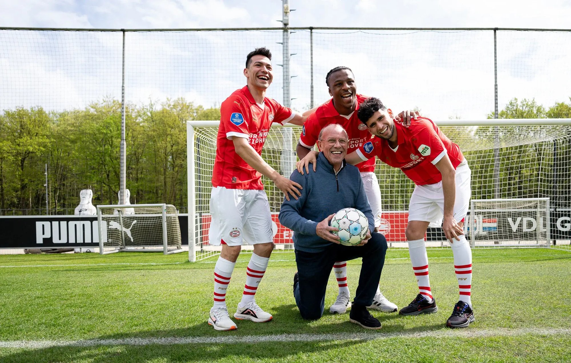 PSV spelers fotoshoot voor Kafra