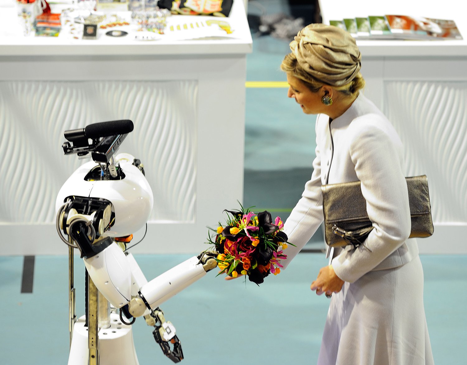 Maxima overhandigd de robot bloemen