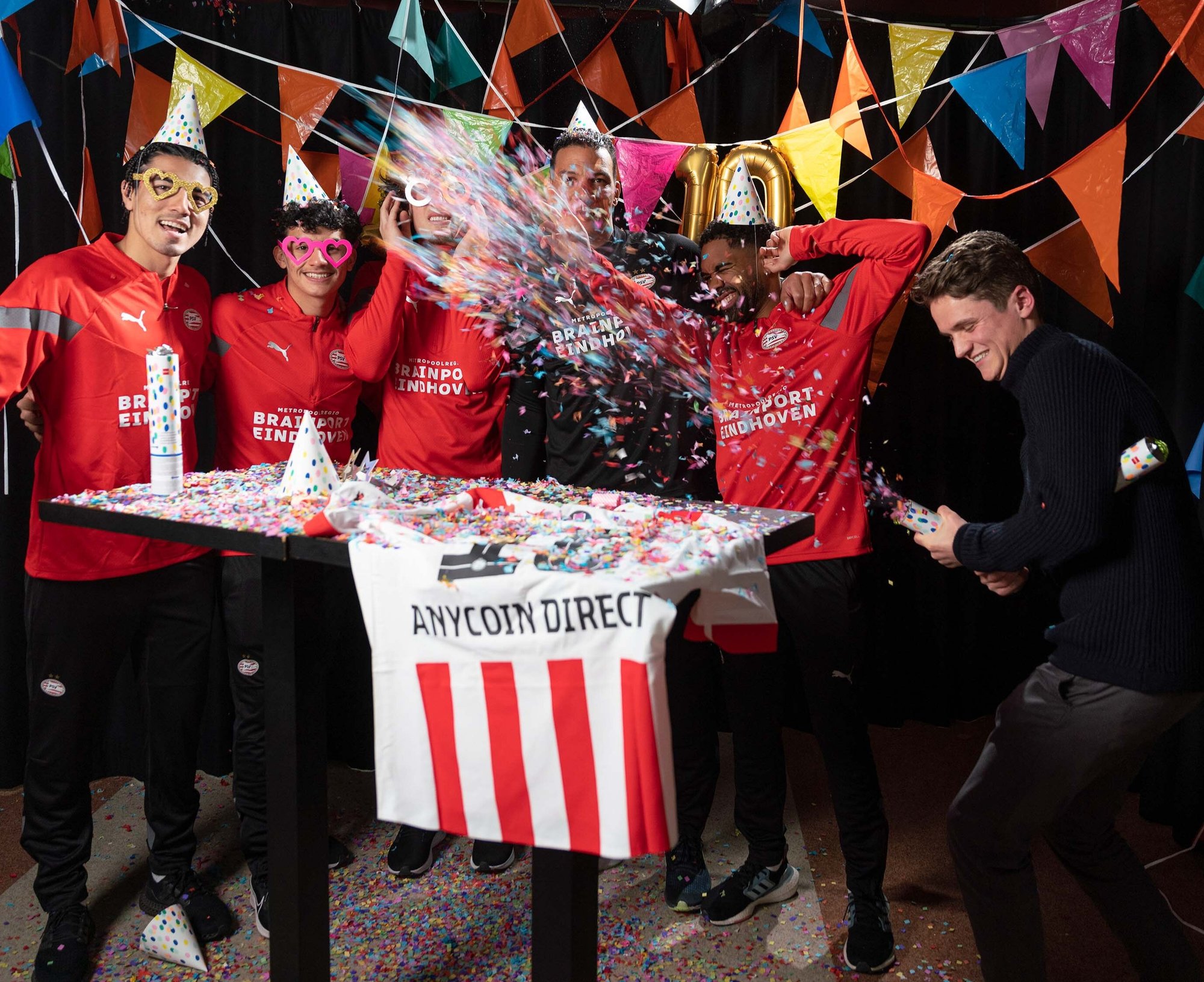 Behind the scenes tijdens contentshoot voor Anycoin Direct met PSV spelers