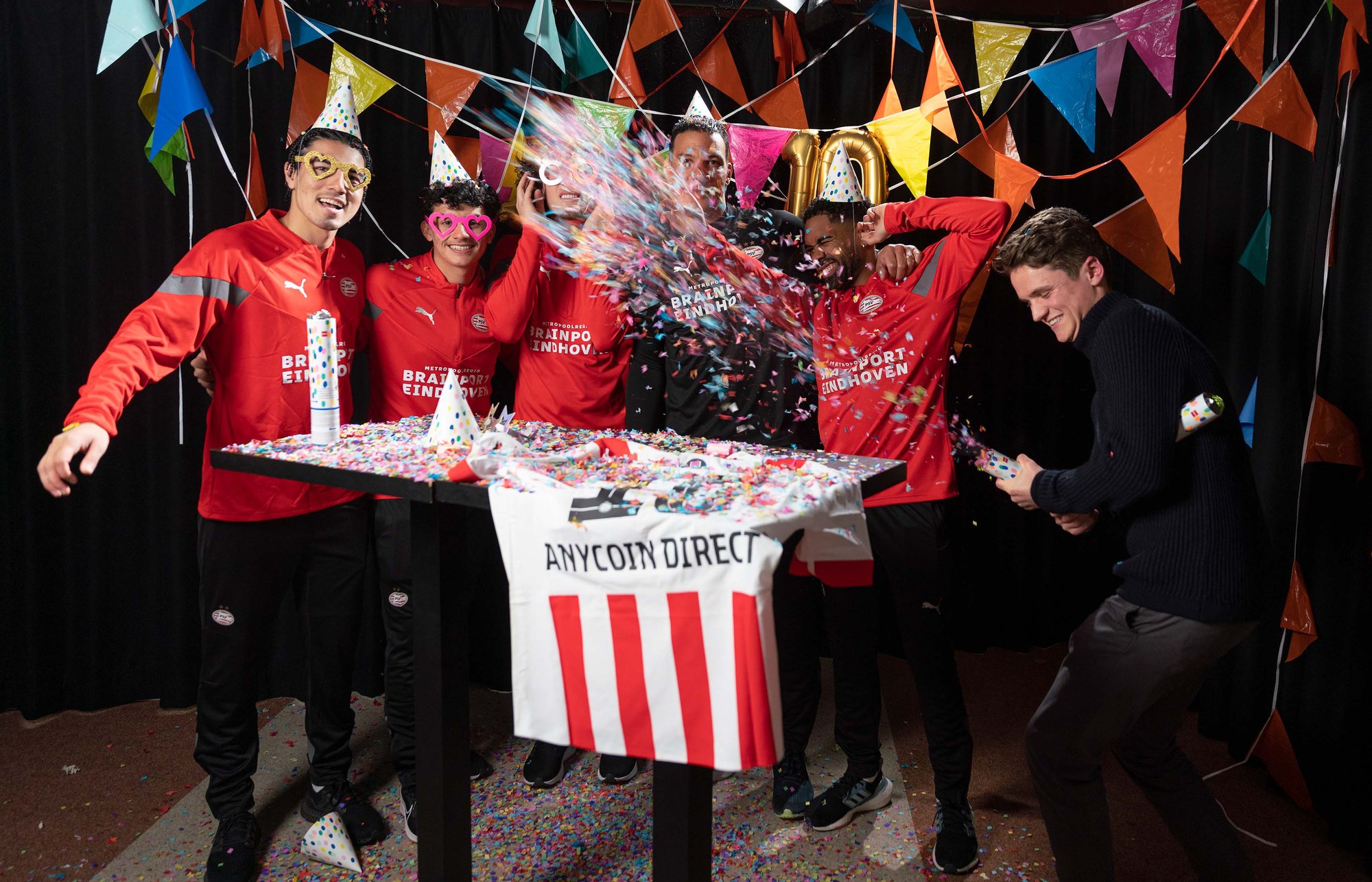 PSV spelers tijdens een contentdag voor het 10-jarig jubileum van Anycoin Direct