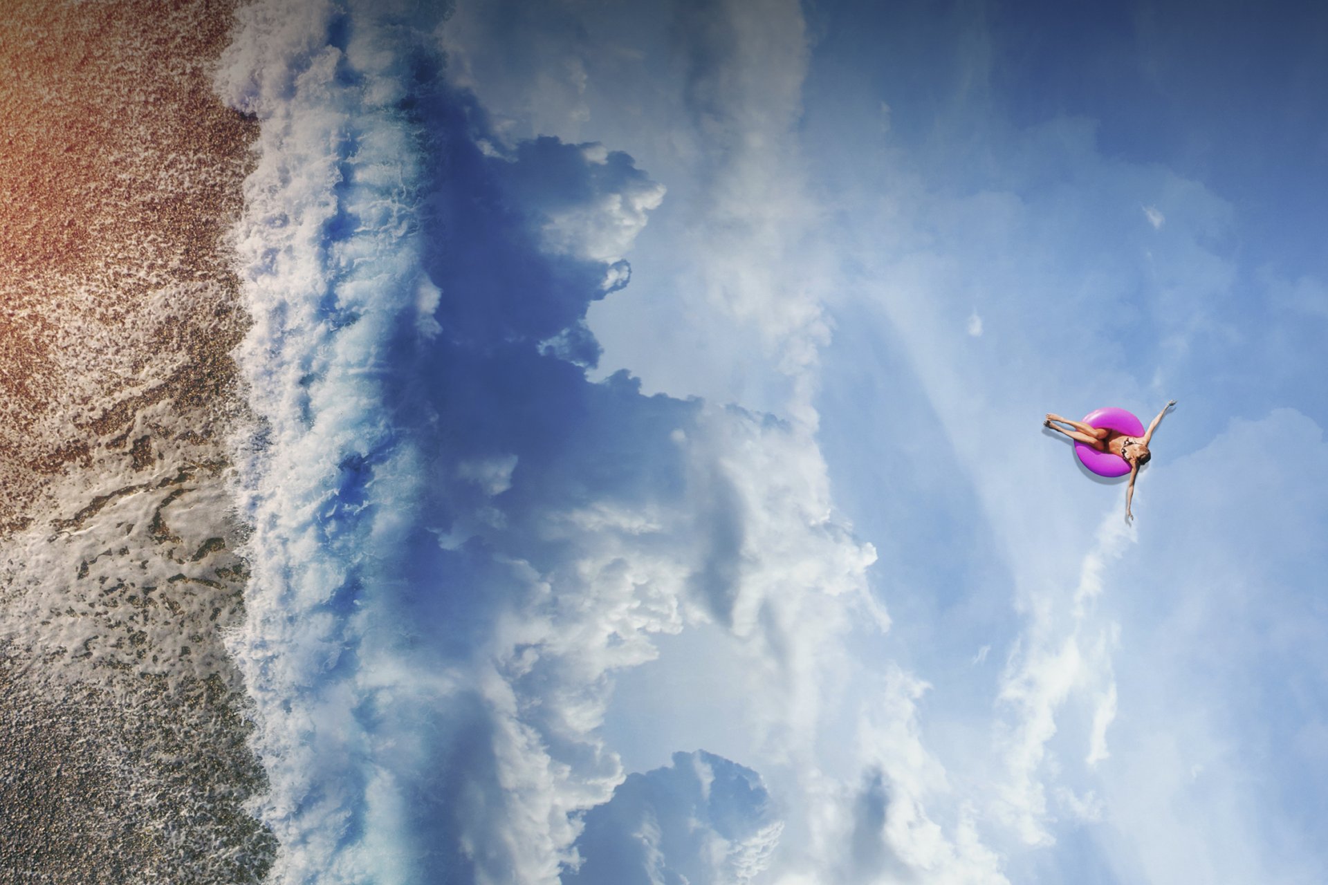 Vrouw in zwemband in wolken zee